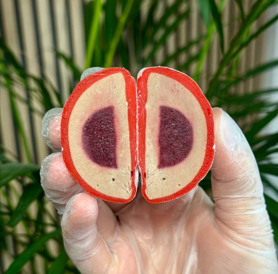 Milk-chocolate mochi with juicy cherry confit. Box of 3.