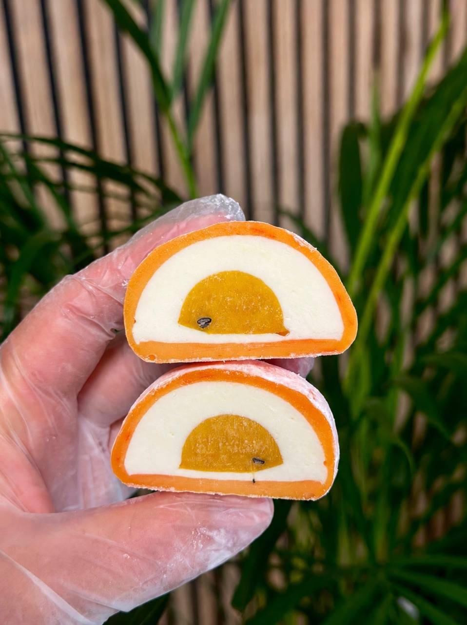 White-chocolate mochi with a tropical mango & passion fruit centre. Box of 3.